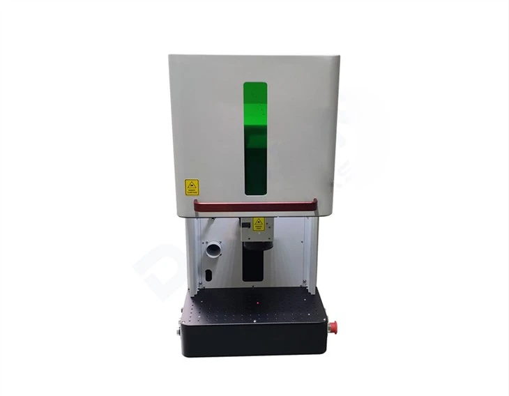 Mini vlaknasti laser